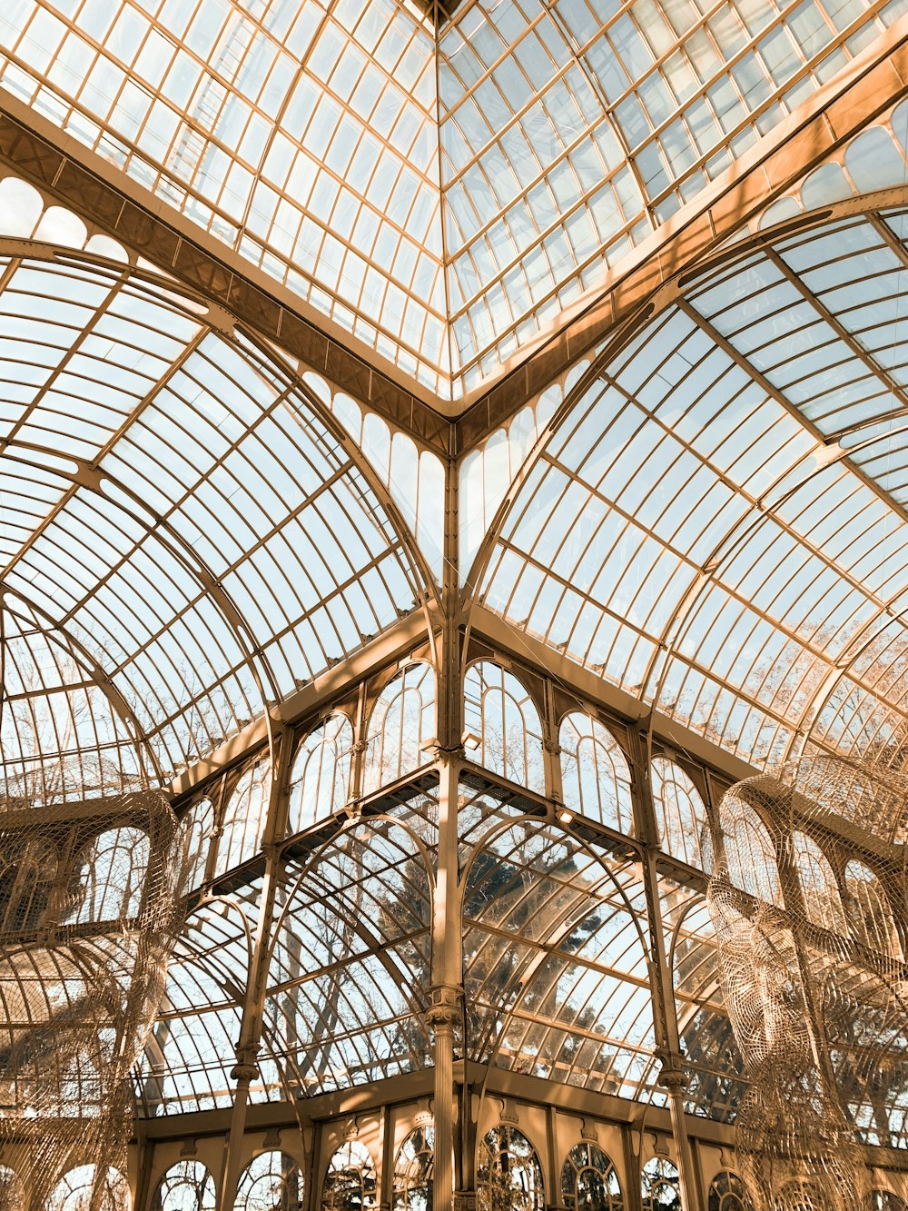 Interior del edificio de vidrio con marco marrón