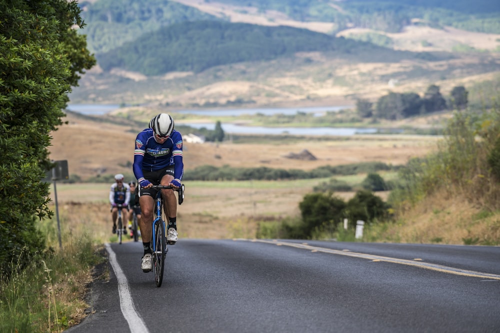 cycliste sur la route pendant la journée