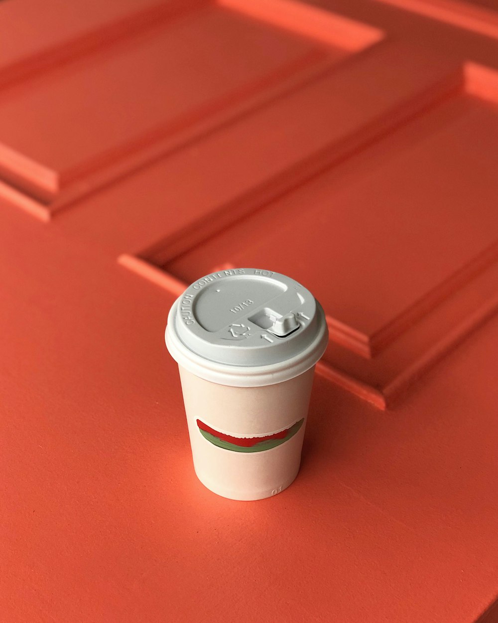 gray lid white disposable cup