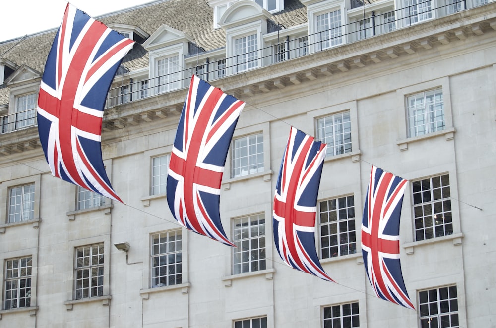 Bandiere del Regno Unito appese vicino a un edificio