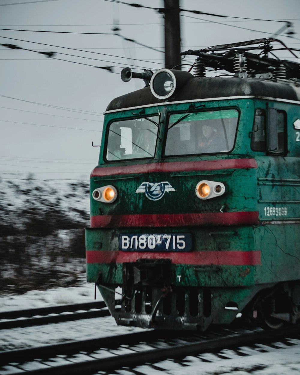 green and red tram