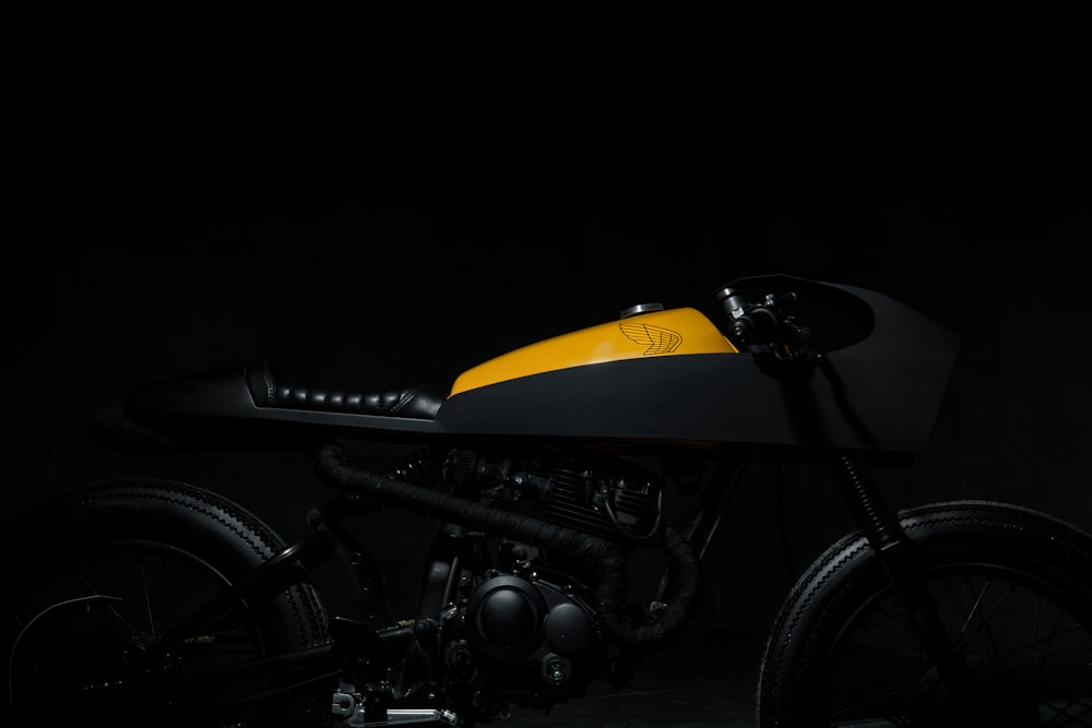 motocicleta negra y amarilla sobre fondo negro aislado