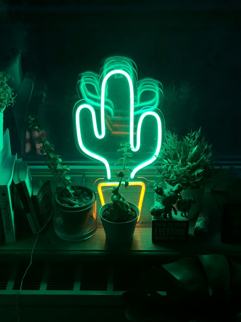 LED-Kaktus-Neonlicht auf dem Tisch