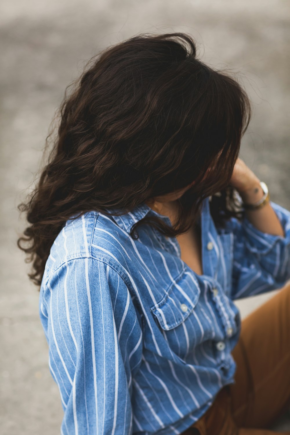 파란색과 흰색 줄무늬 버튼 업 재킷을 입고 있는 여자 클로즈업 사진