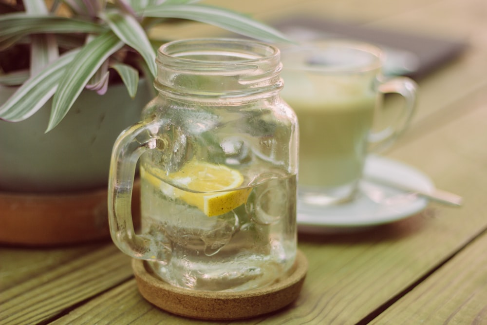 clear glass mug with slice lemon inside