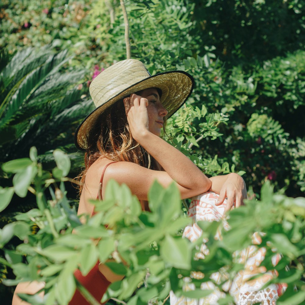 woman wearing beige and black sunhat