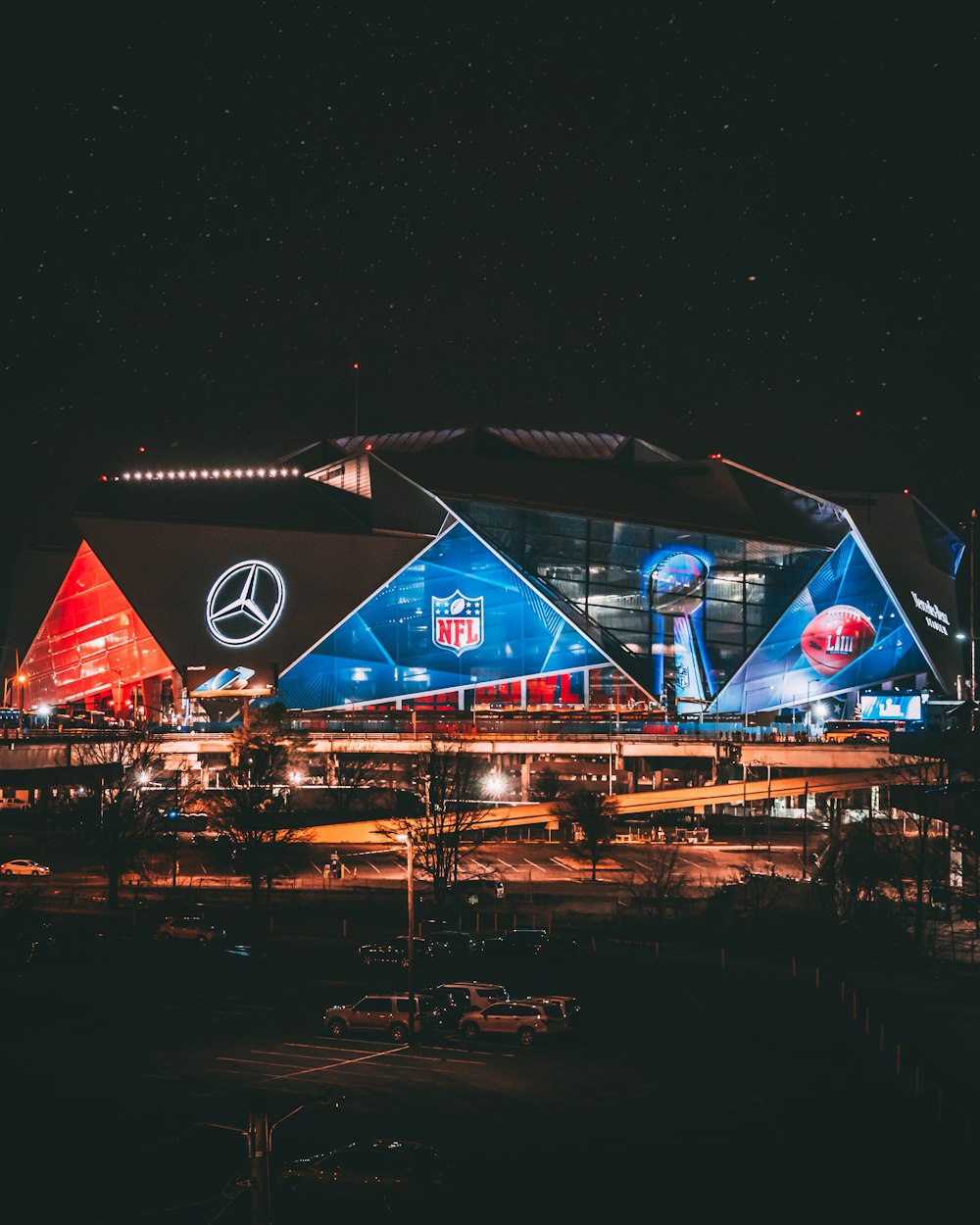 Ein Stadion, das nachts mit vielen Lichtern beleuchtet wird