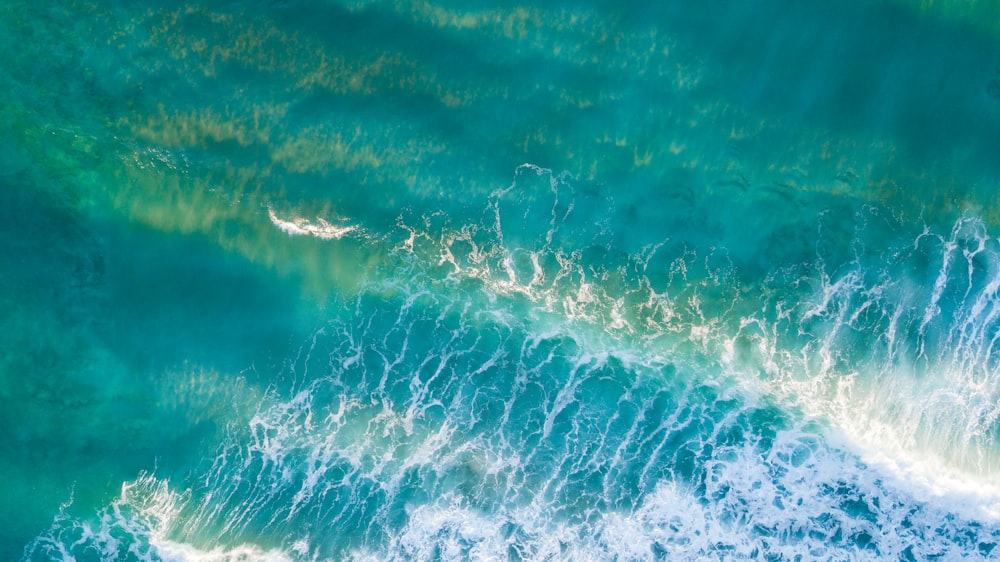 Photographie aérienne des vagues de la mer pendant la journée