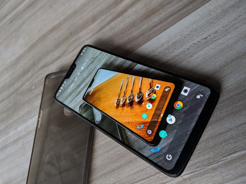 A sleek smartphone displaying the moun app's meal analysis feature with a colorful dish photo and AI-generated nutrition insights.