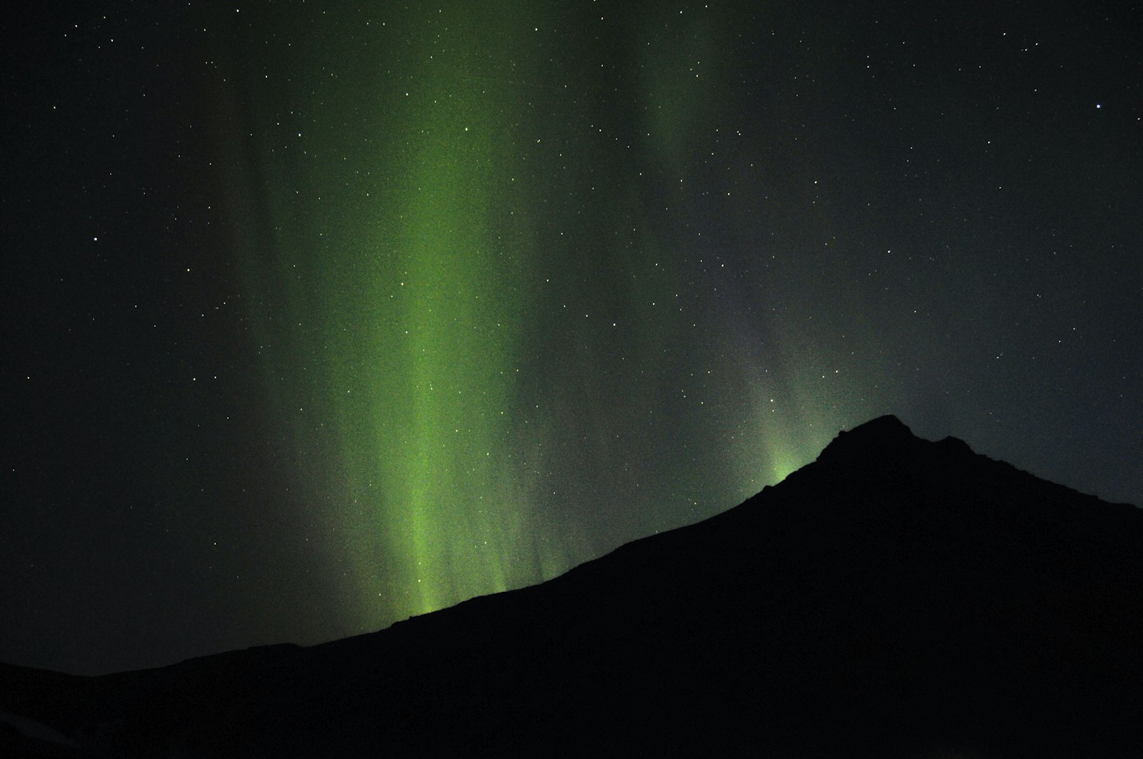 Nikon AF-S DX Nikkor 18-55mm F3.5-5.6G II sample photo. Green aurora borealis photography