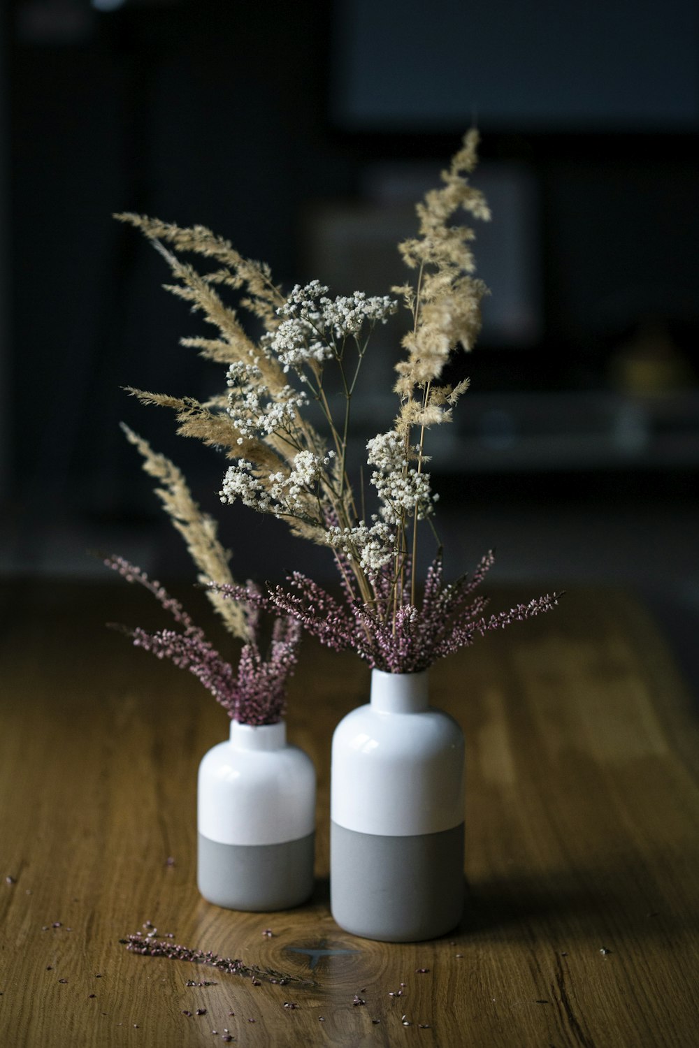 flores no vaso sobre a mesa