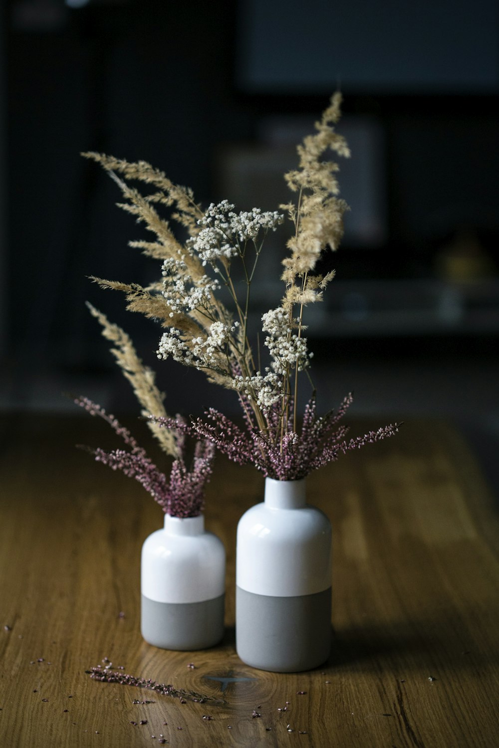 fiori in vaso sul tavolo