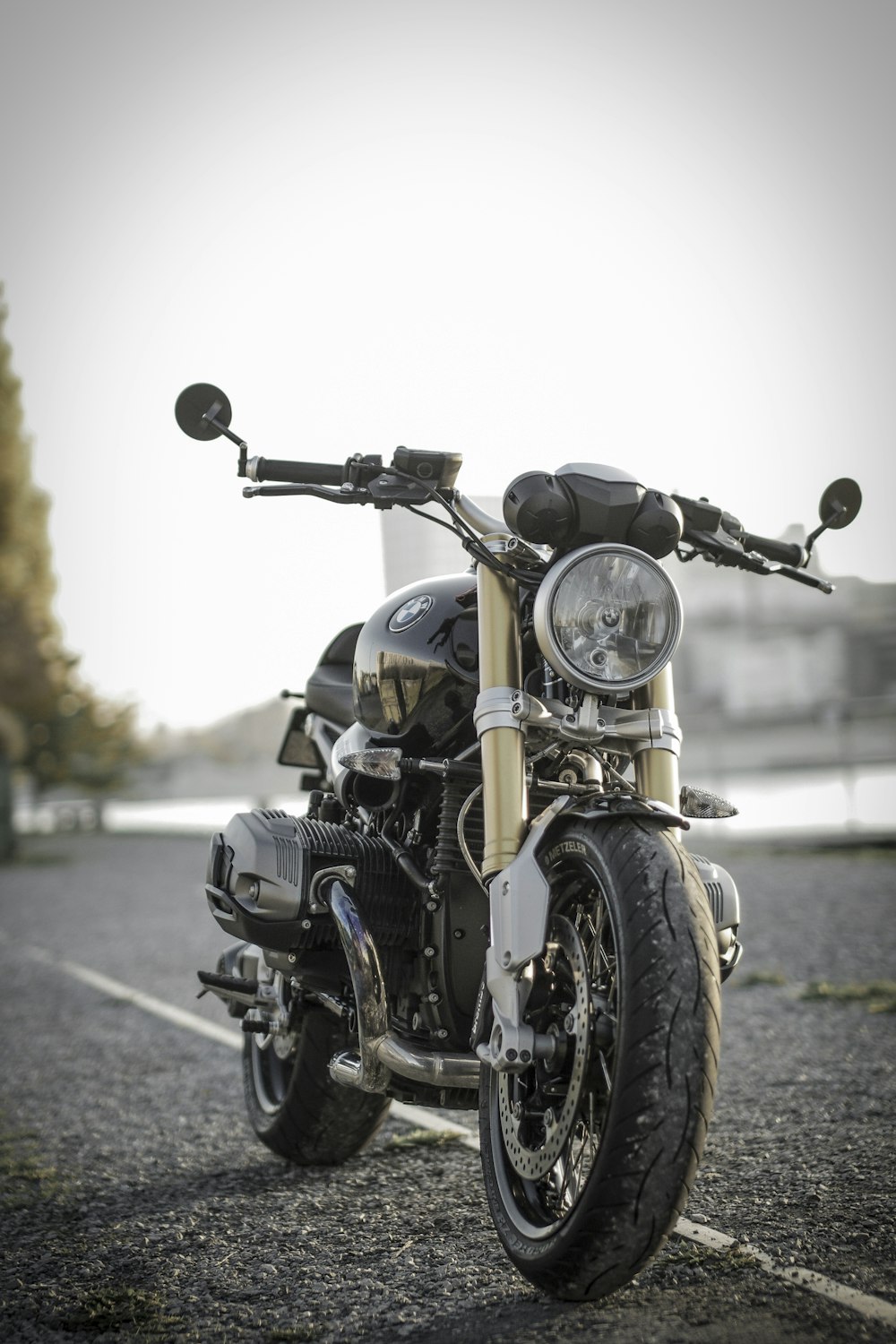 bicicleta bobber preta estacionada na estrada durante o dia