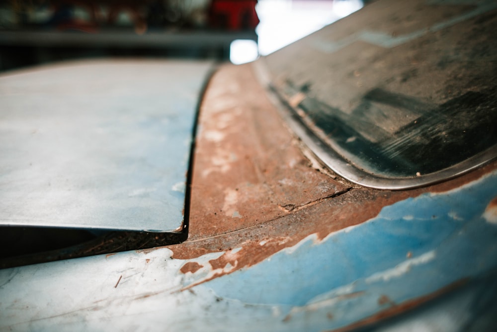 close-up photography of brown and blue vehicle