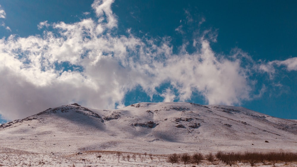 Berg unter weißem, bewölktem Himmel