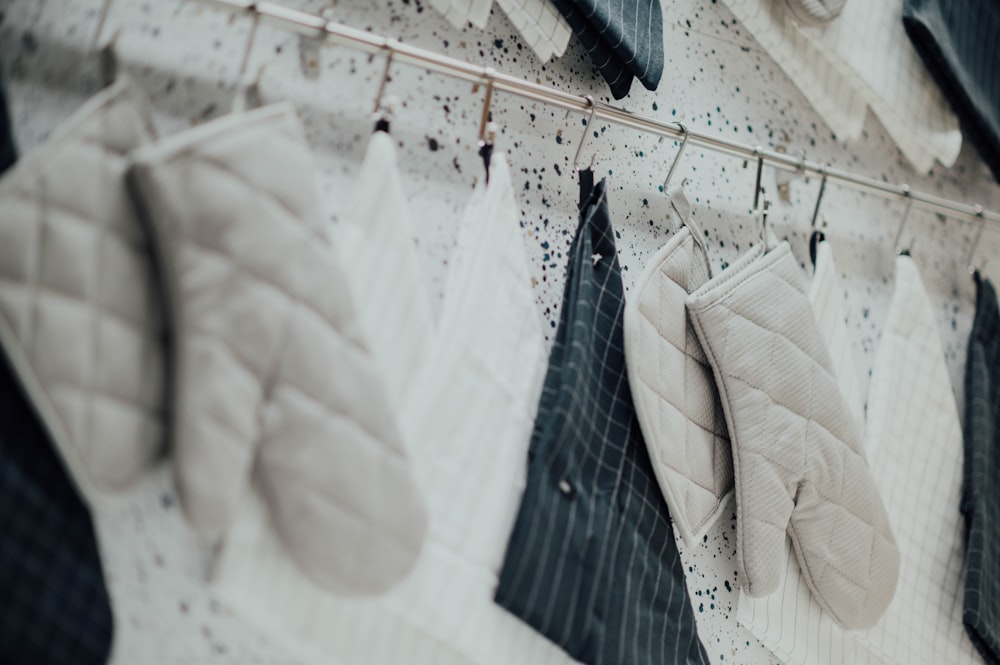 gray and white pot mittens and mat