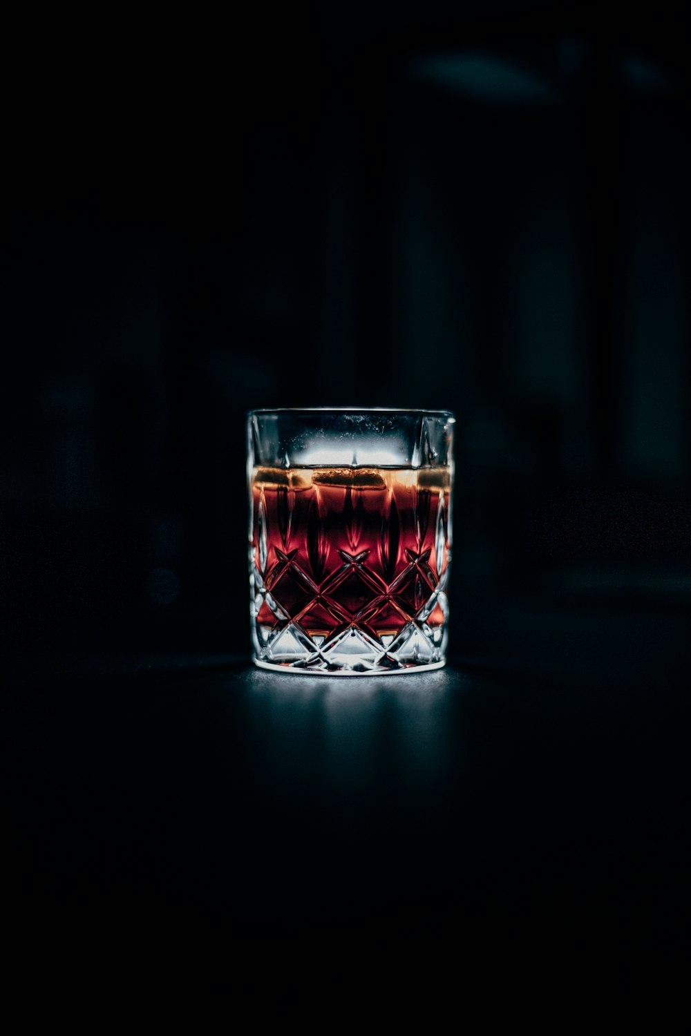 verre à boire transparent rempli d’un liquide rouge