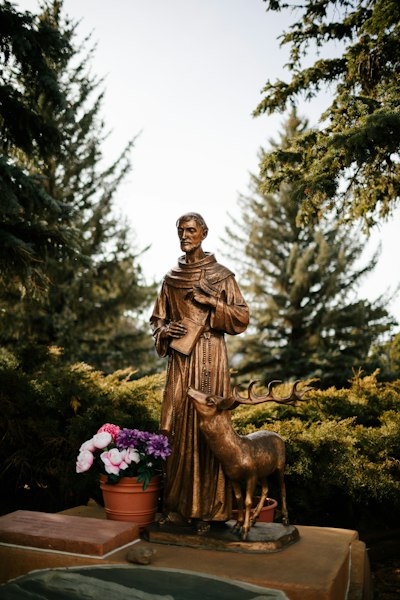 Estatua de san Francisco de Asís en un jardín