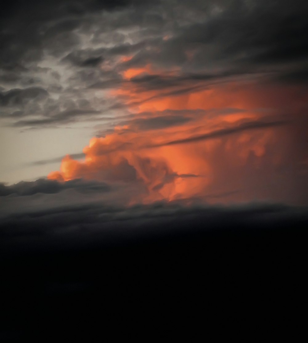 nuages orange et gris