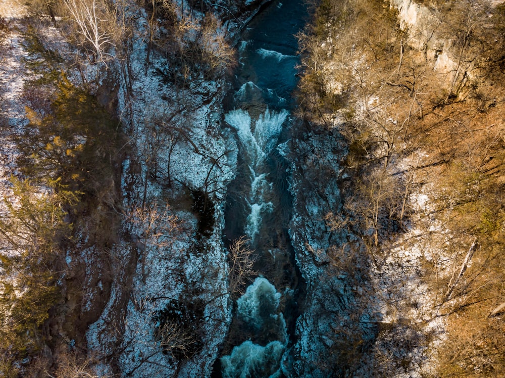 日中の滝の航空写真