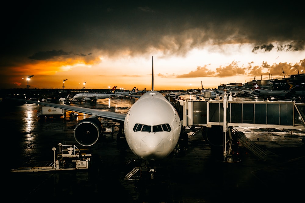 white airliner