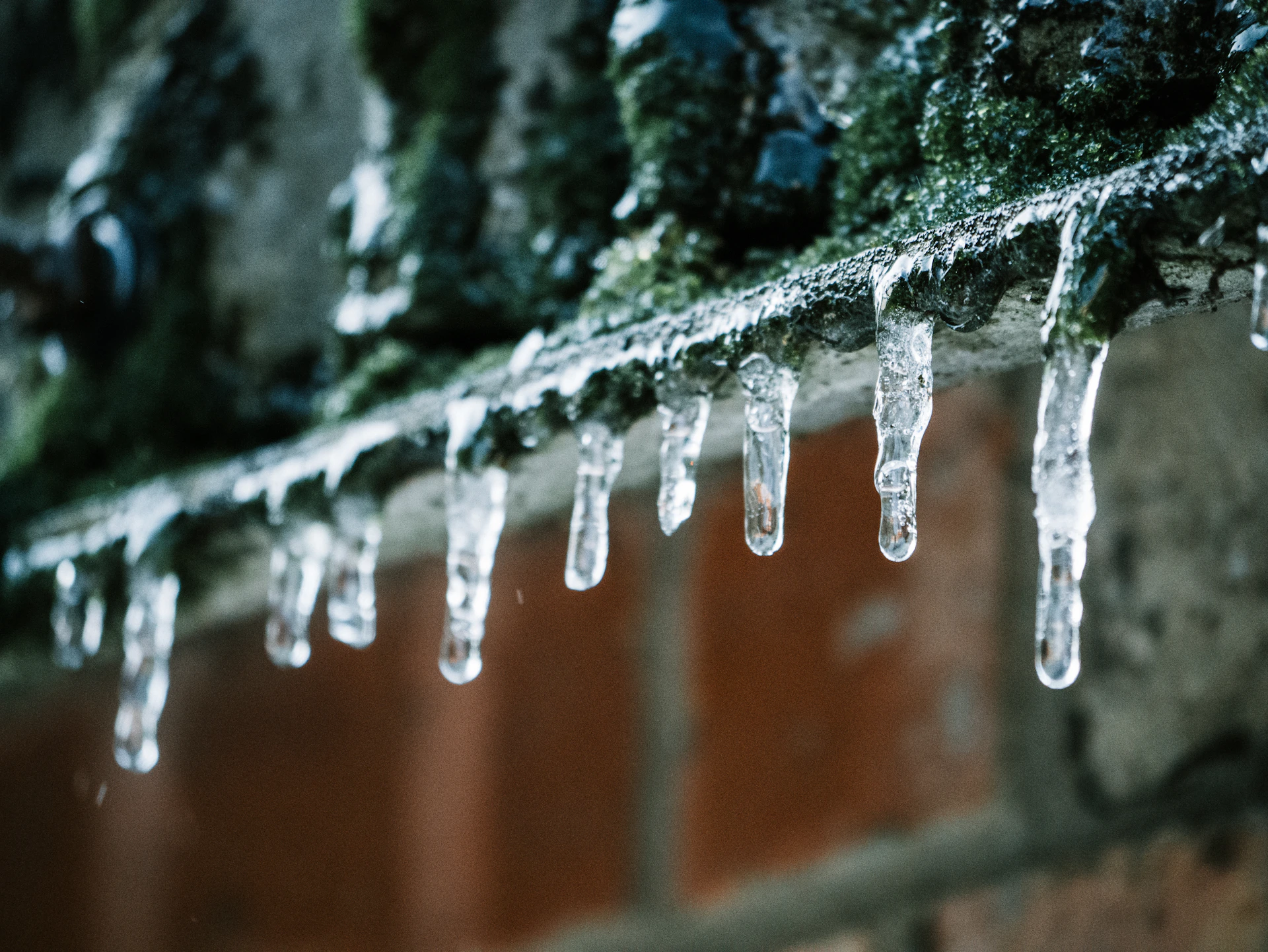 icicles on roof shallow focus photography