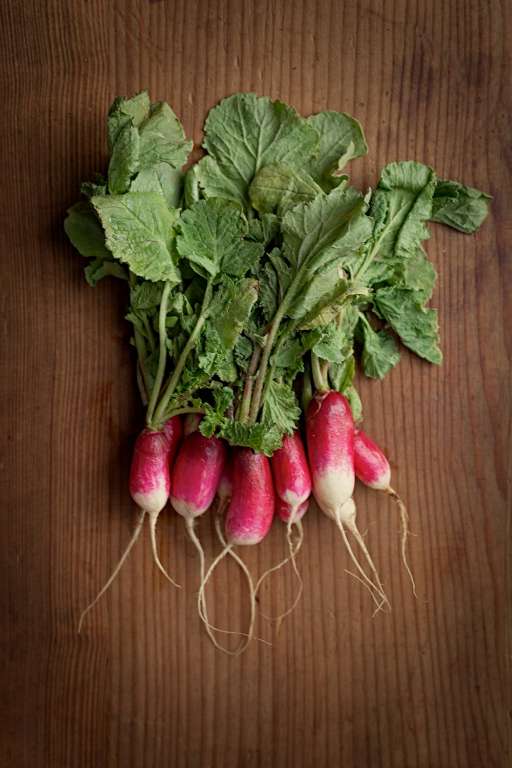 vegetais verdes e vermelhos na superfície marrom