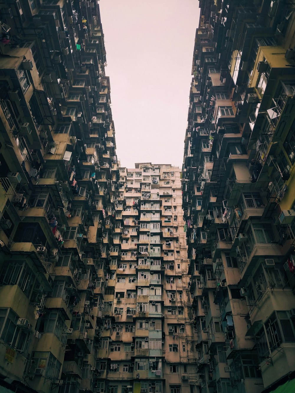 Edificio de varios pisos de hormigón marrón bajo el cielo blanco