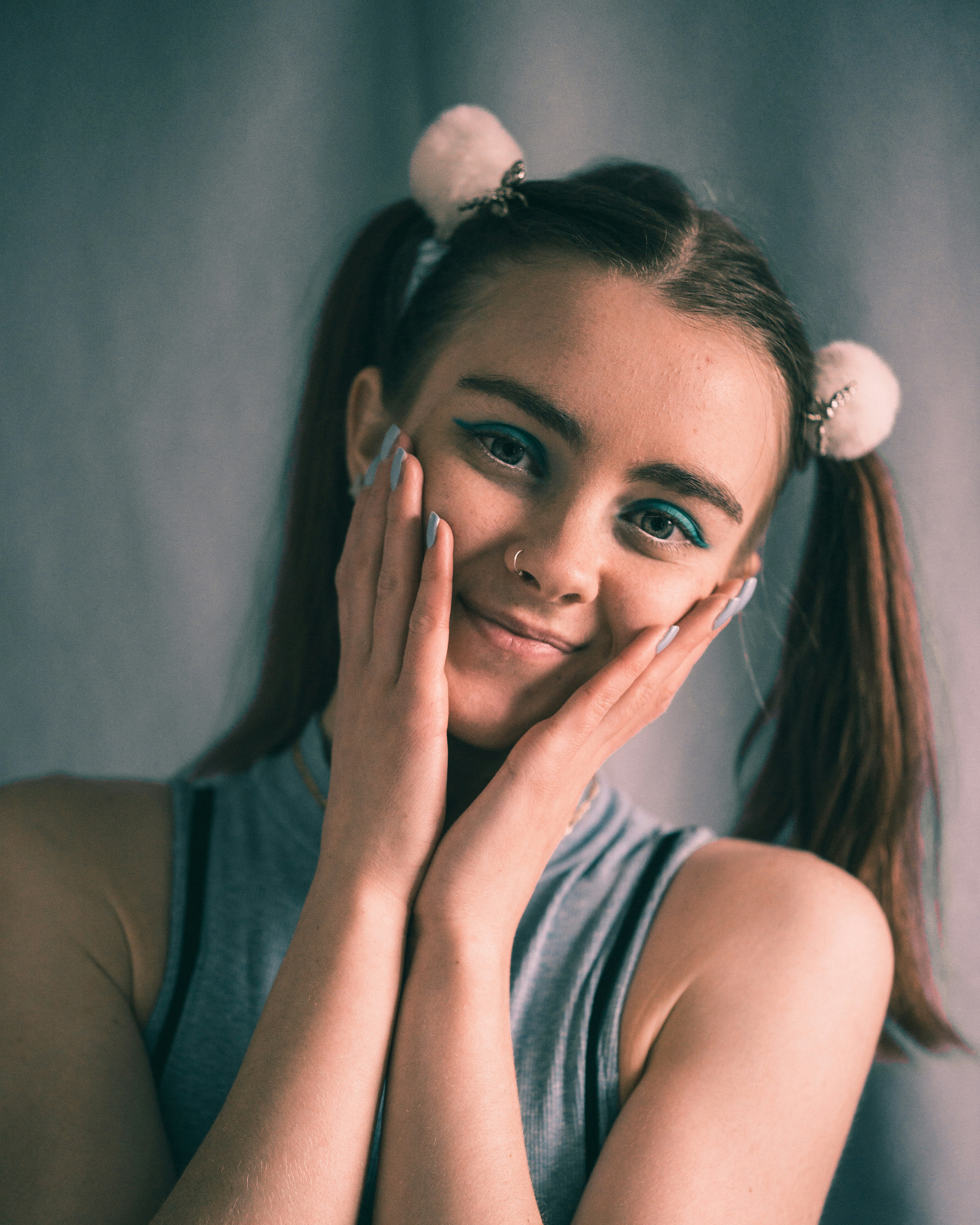 Teenager happy healthy skin, ilustrasi artikel Teen Skin Troubles? When to Book a Dermatologist Appointment 8