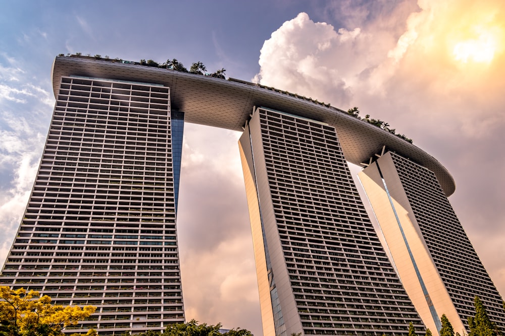 gray concrete building