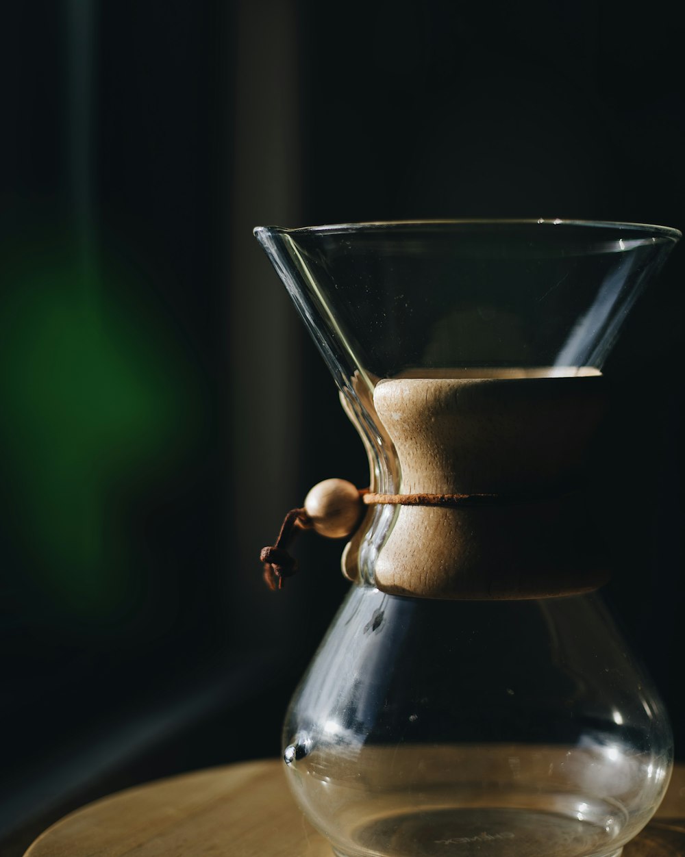 close-up photography of clear glass vase