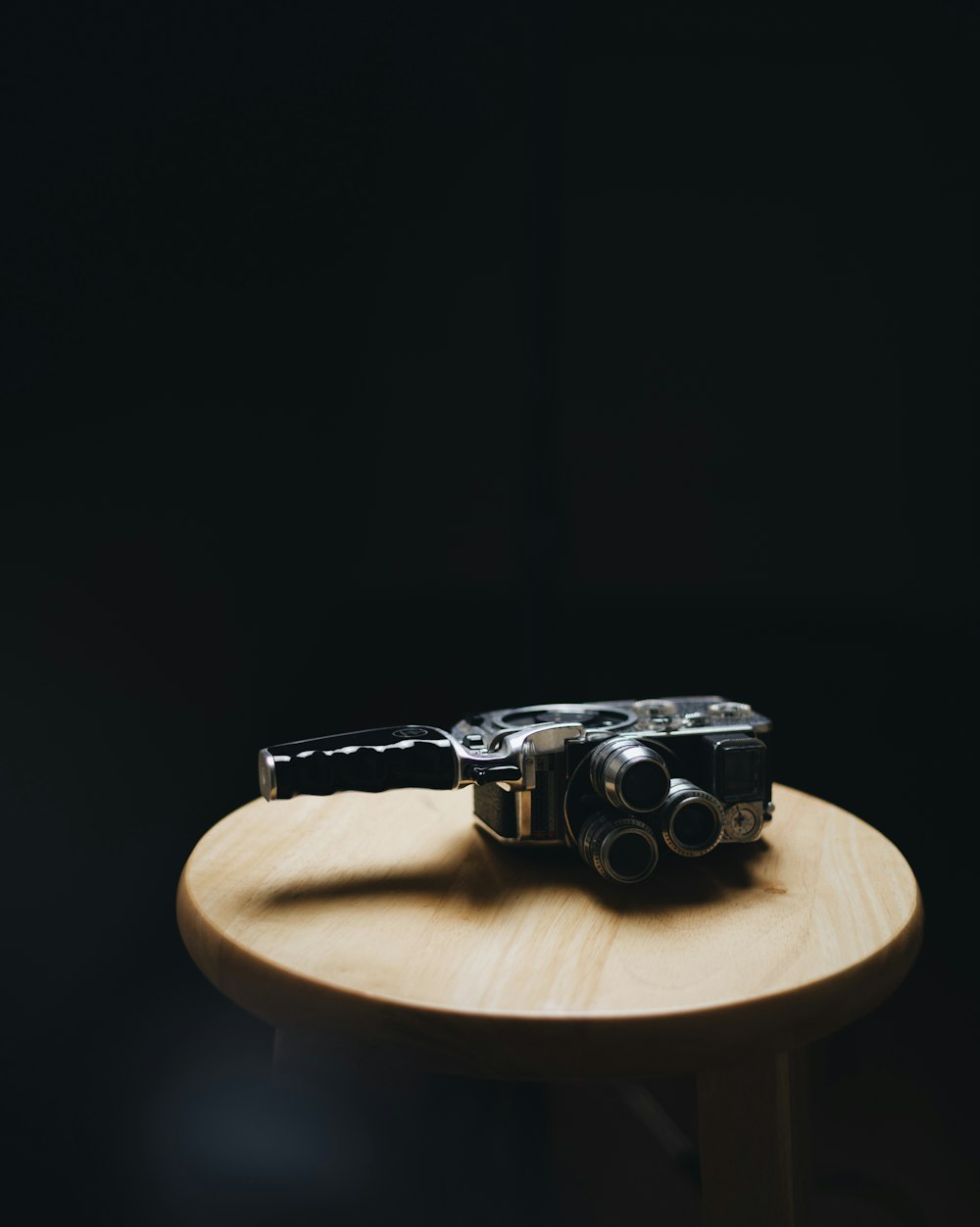 magnétoscope gris et noir sur tabouret en bois marron