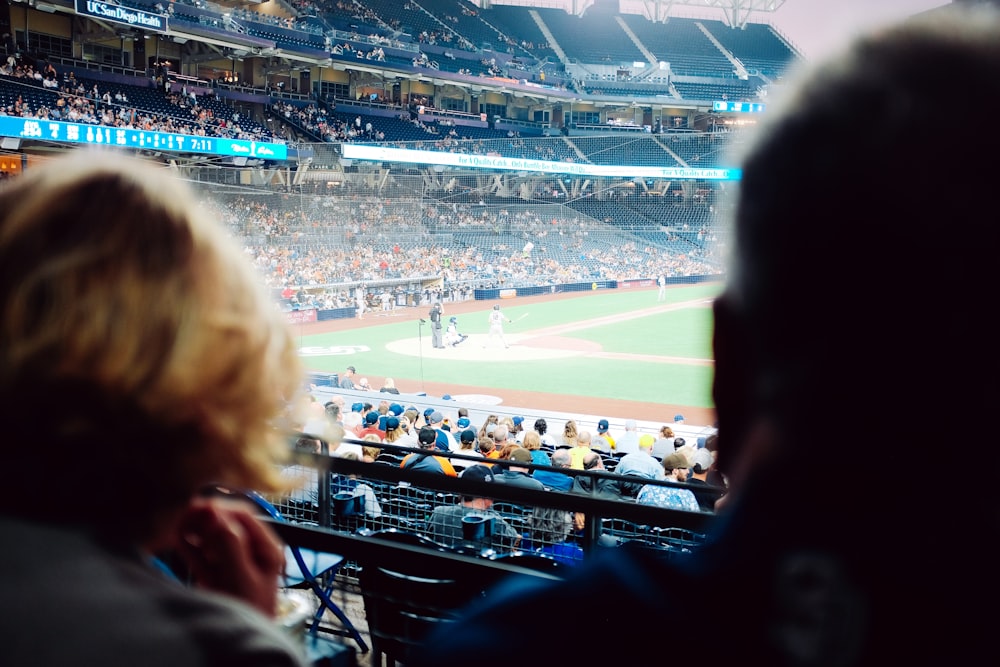 Regarder les gens sur le stade pendant la journée