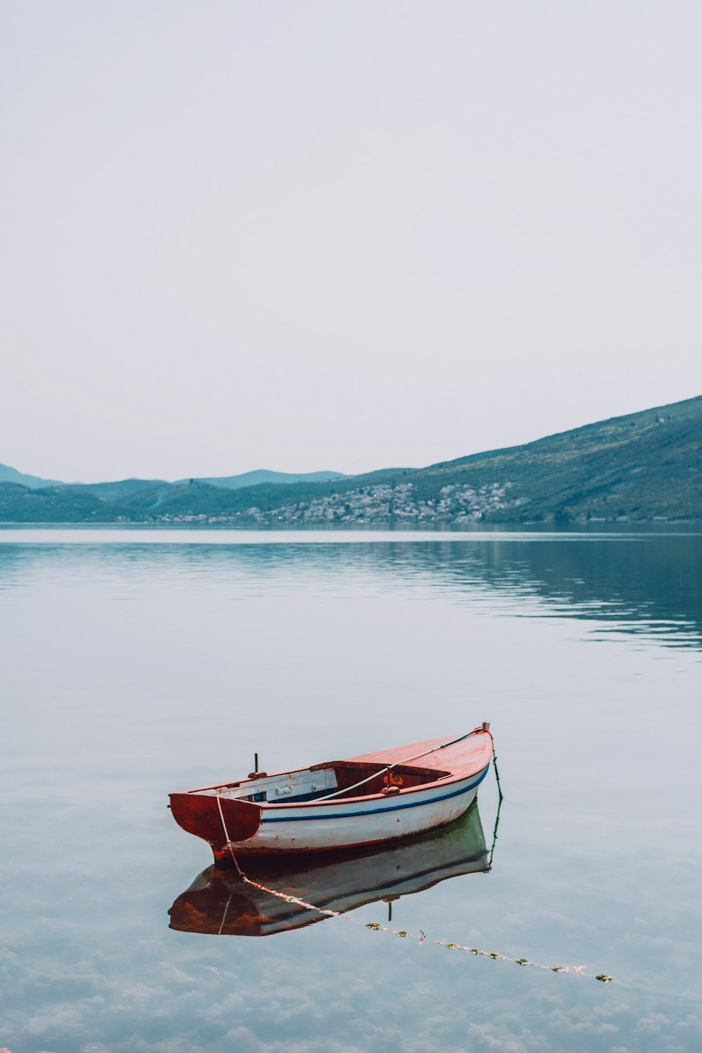 bateau vide sur le lac pendant la journée