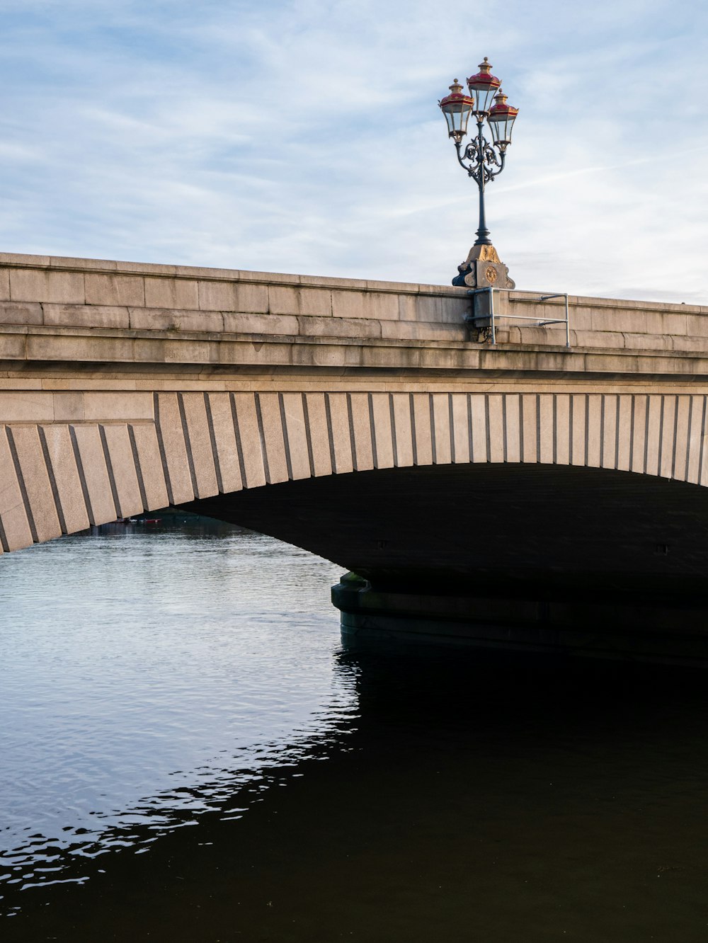 穏やかな水面に架かる灰色のコンクリート橋