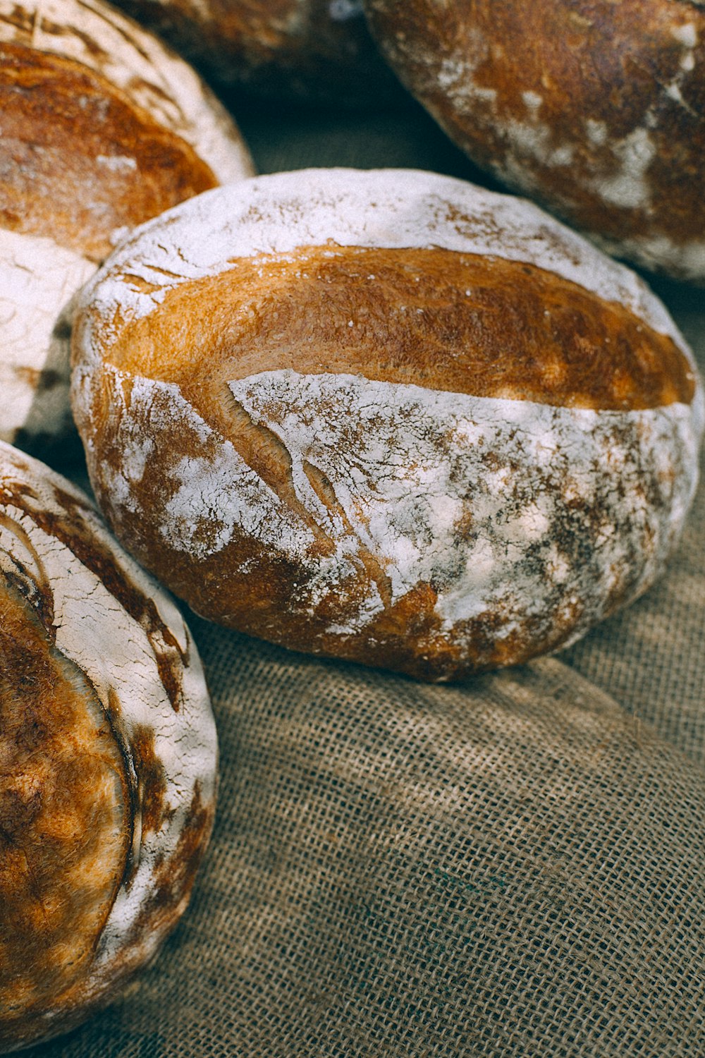 Blick auf gebackenes Brot auf Jute