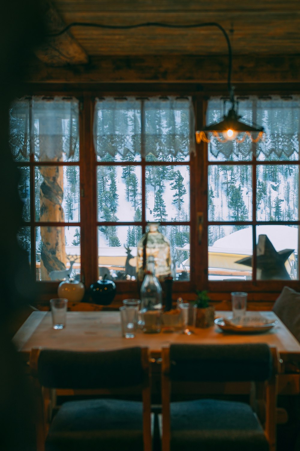 una mesa de comedor con vistas a un bosque nevado