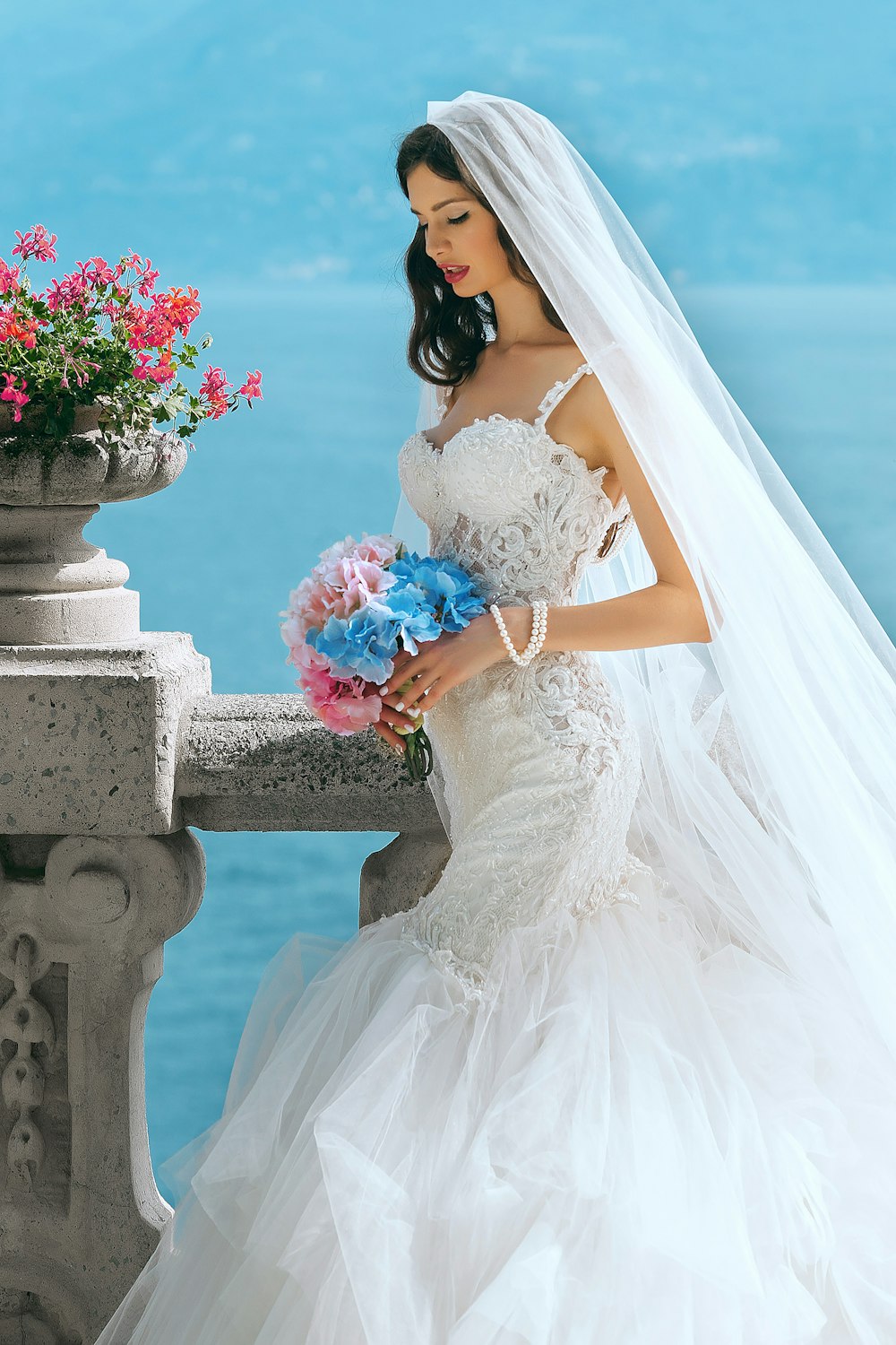 Frau im Hochzeitskleid, während sie tagsüber eine Blume hält