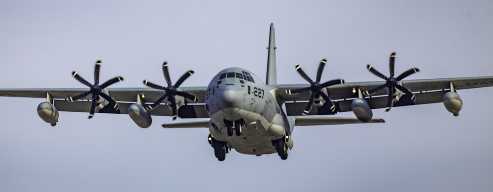 Avión de combate gris en vuelo durante el día