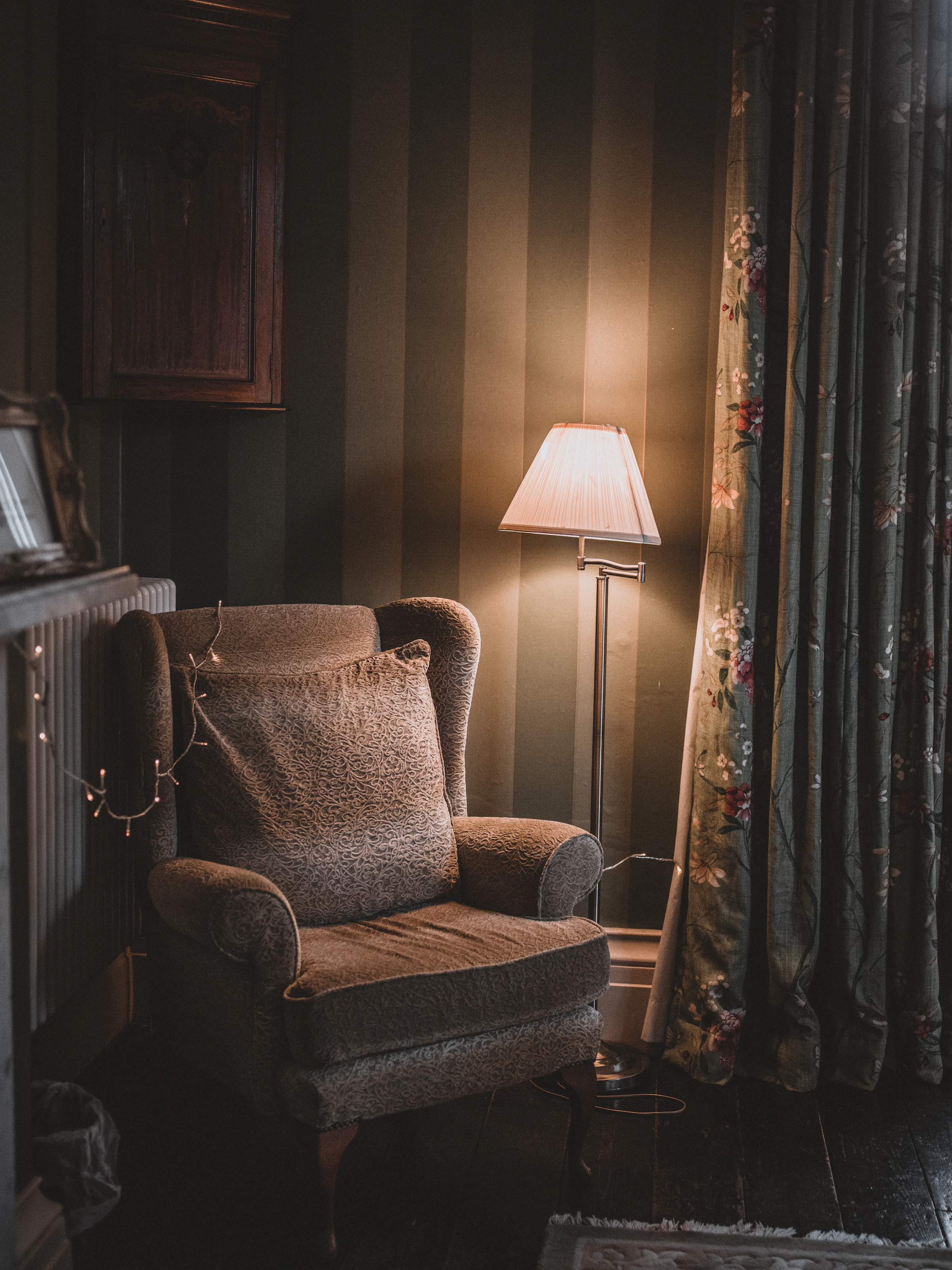 Fauteuil beige dans un intérieur lumineux
