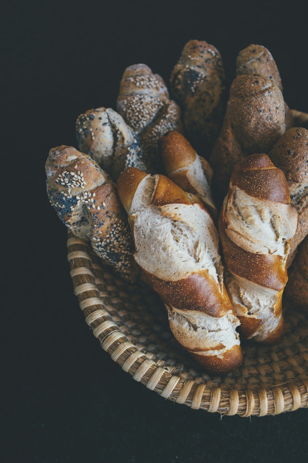 gebackenes Brot auf brauner Weidenschüssel