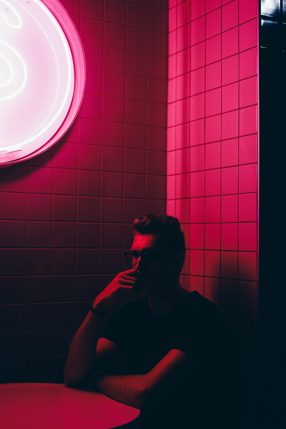 homme assis à la table à l’intérieur de la chambre noire