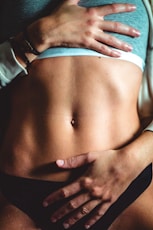 Mulher com barriga sequinha