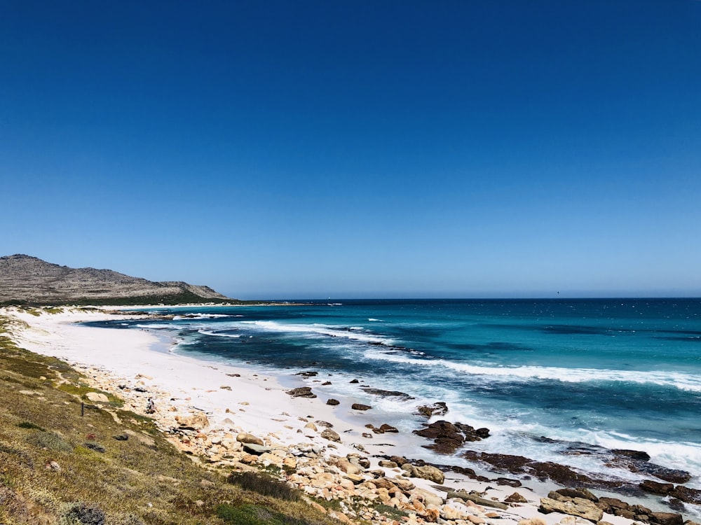 waves crashing on shore during daytime