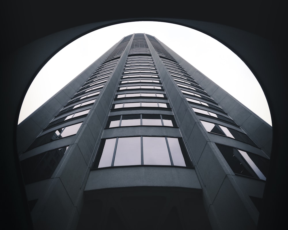 회색 건물의 로우 앵글 사진