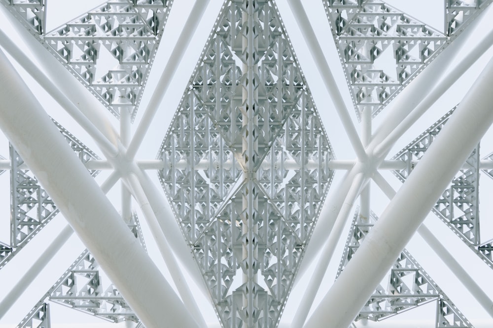 Una vista ravvicinata di una struttura metallica