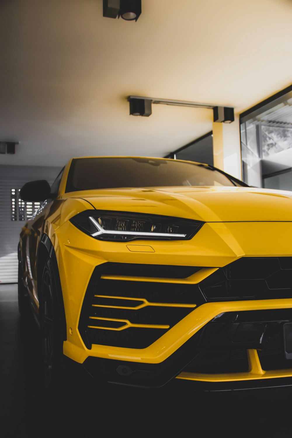 Gelbes Fahrzeug in der Garage geparkt