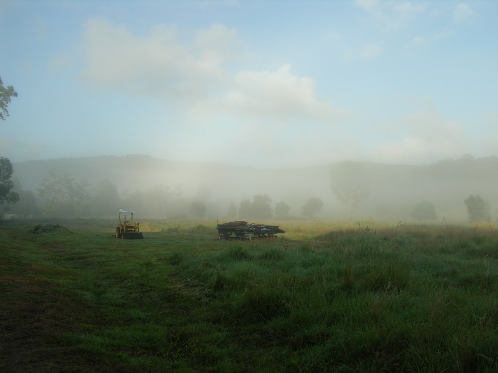 camion de ferme brun sur l’herbe verte pendant la journée