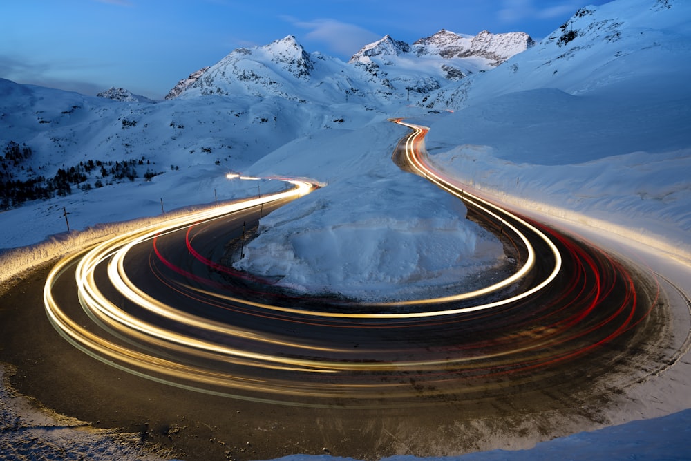 Fotografía de lapso de tiempo de un vehículo en la carretera