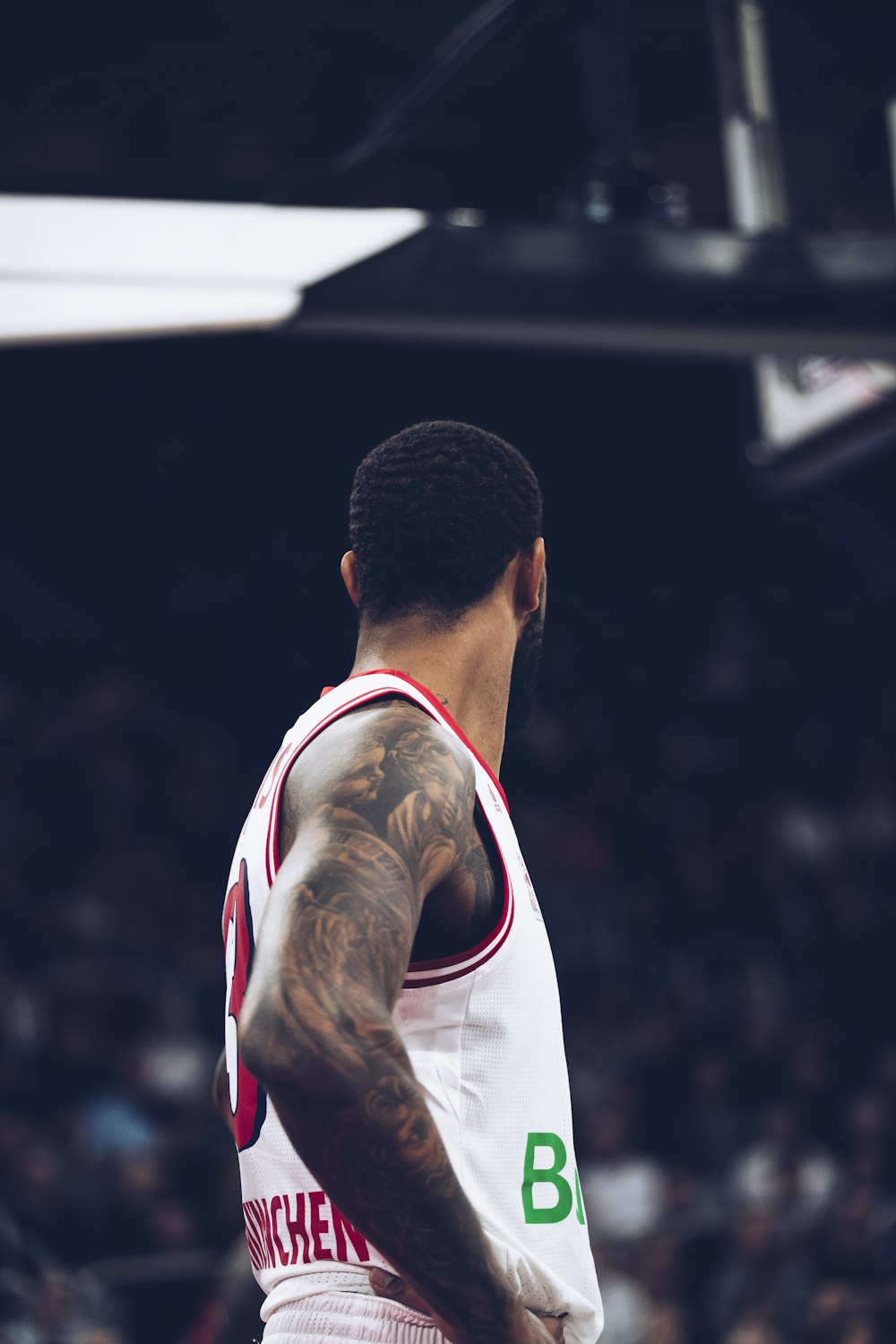 homem vestindo camisa de basquete